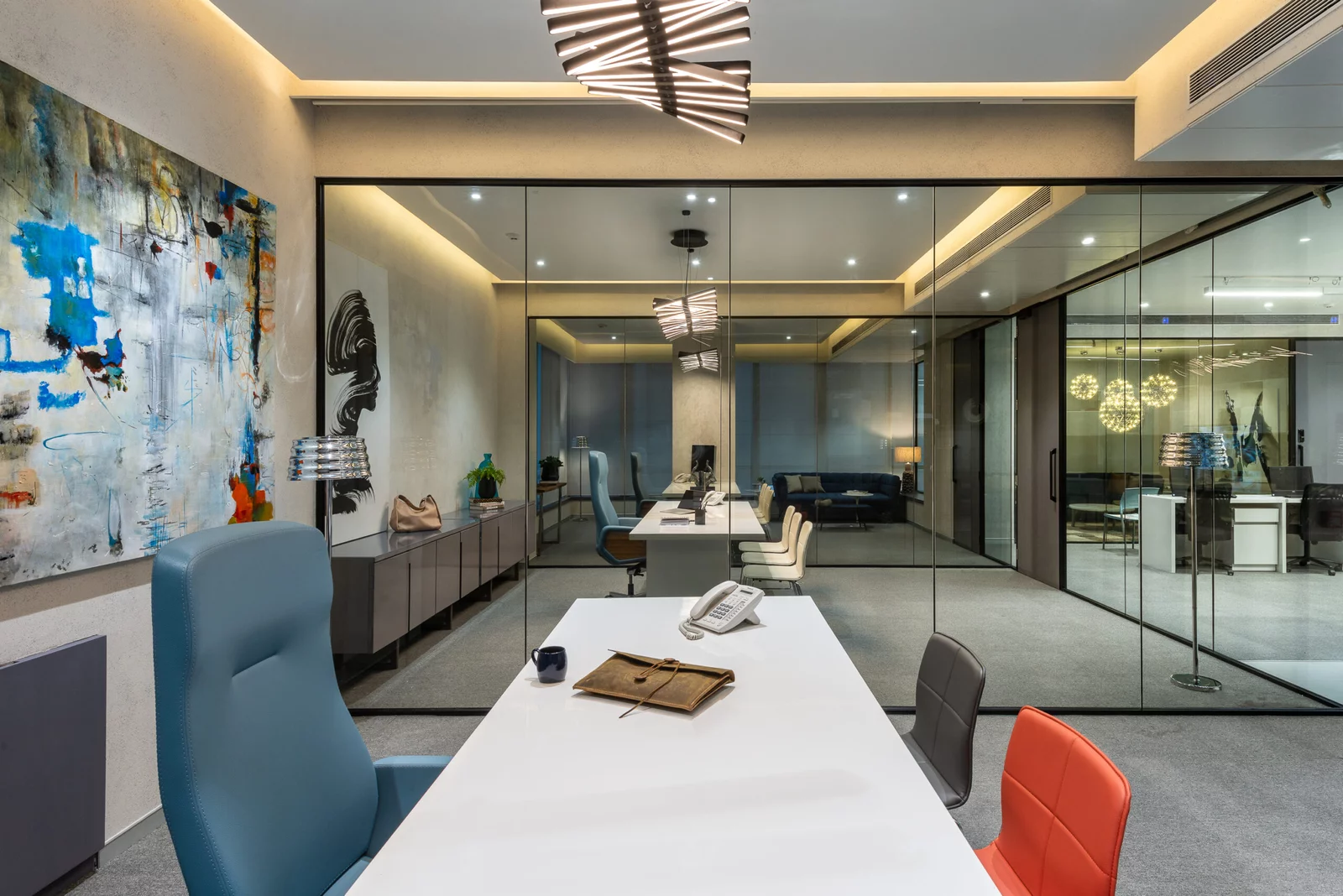 Premium office floorplate with collaborative lounges